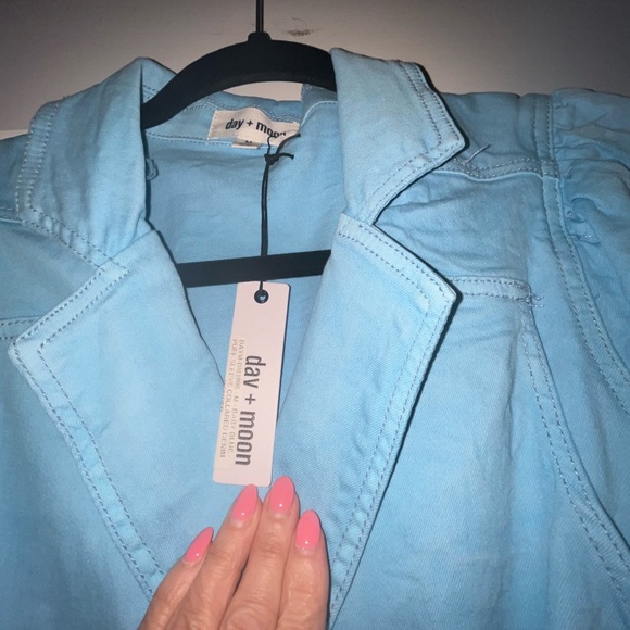 NWT! Cute blue, denim romper size large - Picture 4 of 5